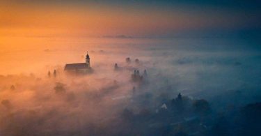 Légifotó a ködben