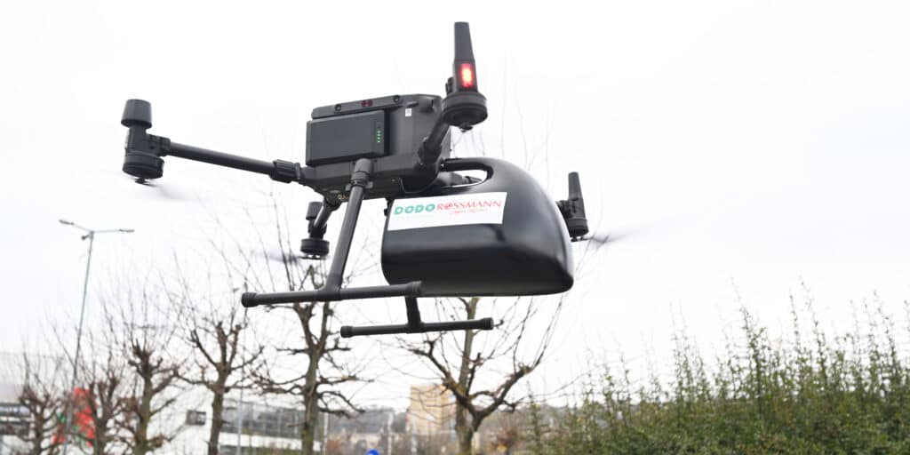 A drónos házhoz szállítás lehetőségeit teszteli a DODO és a Rossmann