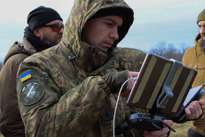 Ukrán katona drón